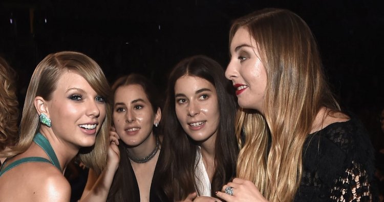 Watch Taylor Swift Join Haim on Stage For a Surprise Mashup